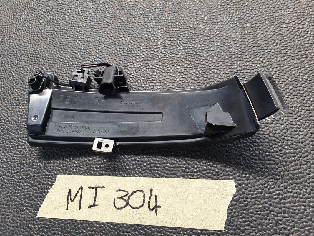 Mercedes-Benz Aftermarket E-Class Right Outer Mirror Indicator Light