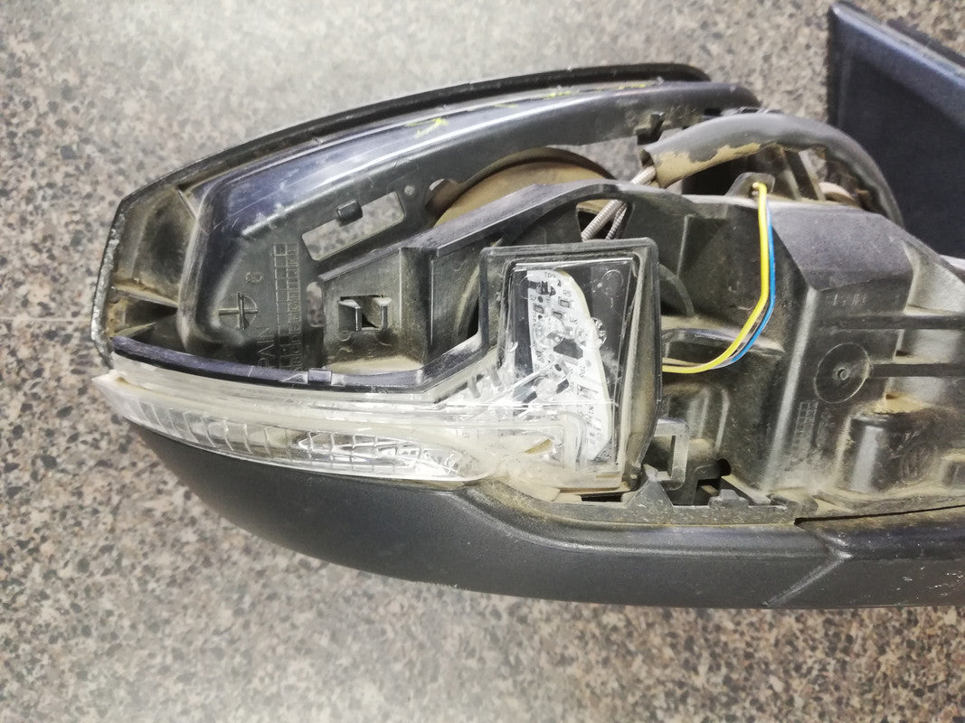 Volkswagen Polo Right Outer Electric Mirror Incomplete, With Indicator Light, No Cover, Mirror Glass