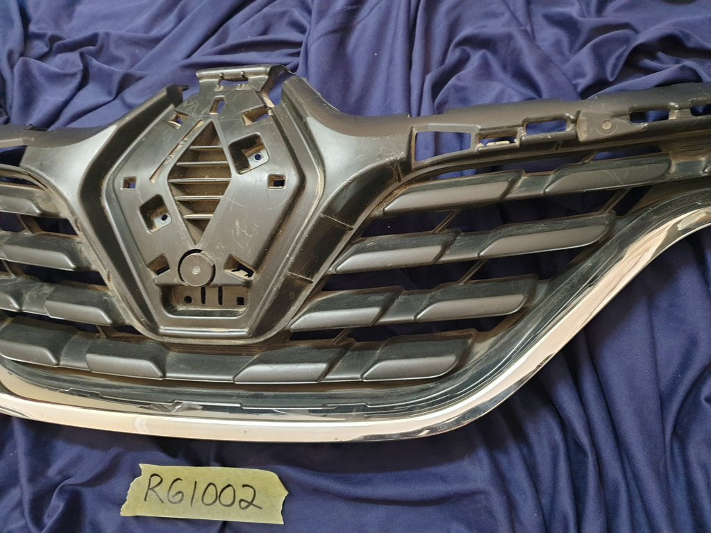 Renault Captur Radiator Grille - Lower chrome broken off