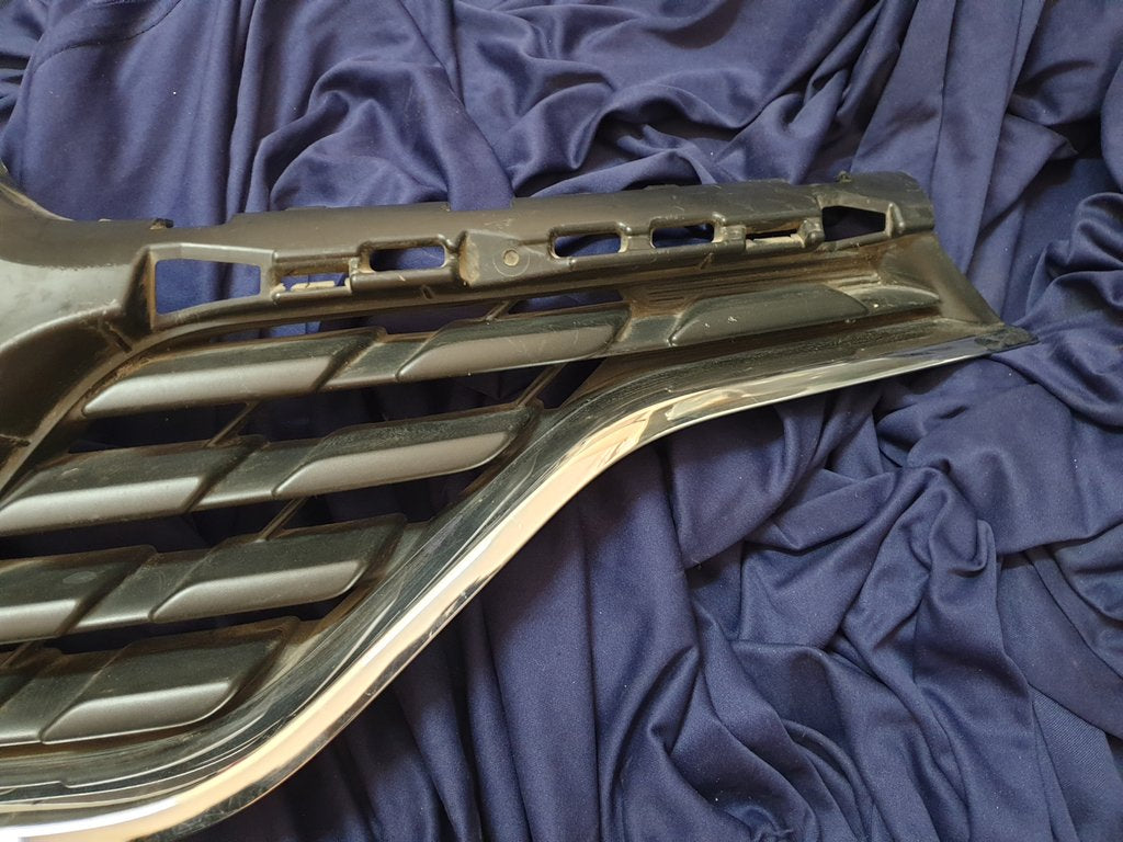 Renault Captur Radiator Grille - Lower chrome broken off