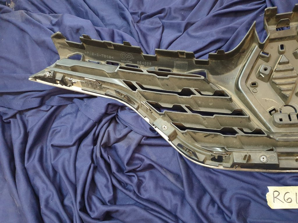 Renault Captur Radiator Grille - Lower chrome broken off