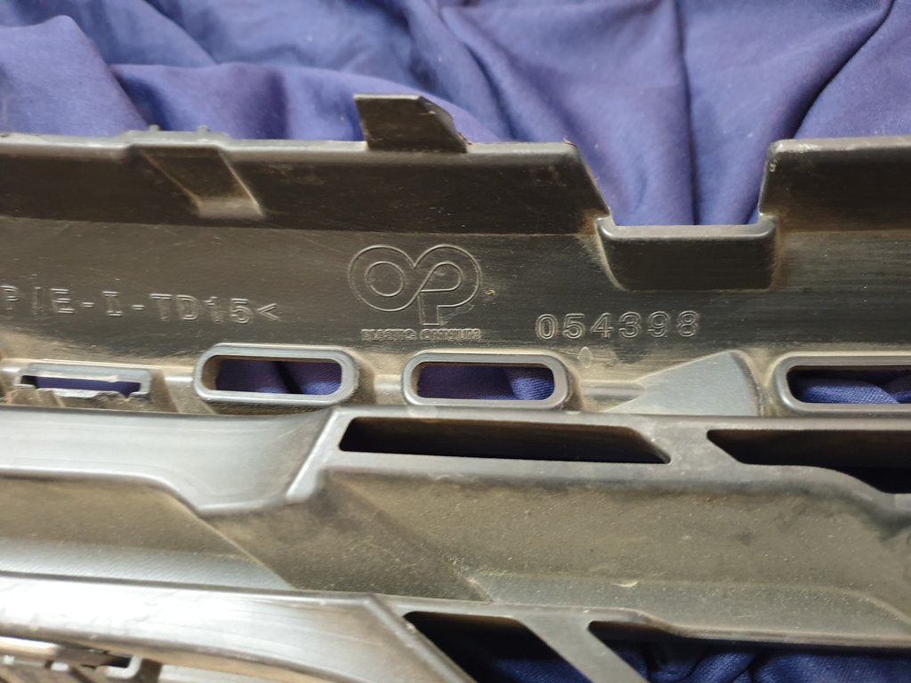 Renault Captur Radiator Grille - Lower chrome broken off