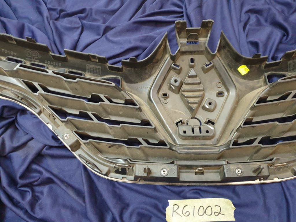 Renault Captur Radiator Grille - Lower chrome broken off