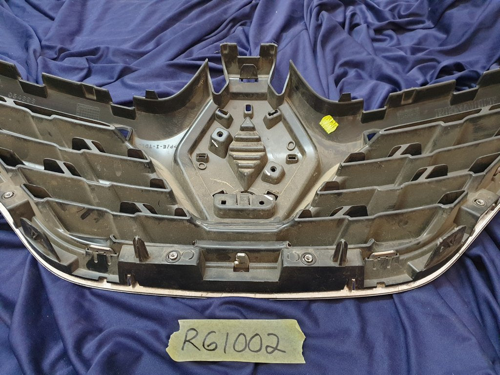 Renault Captur Radiator Grille - Lower chrome broken off