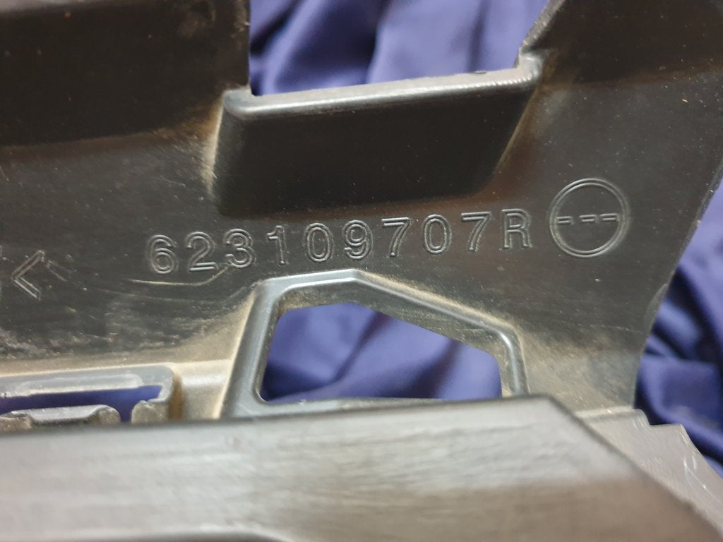 Renault Captur Radiator Grille - Lower chrome broken off