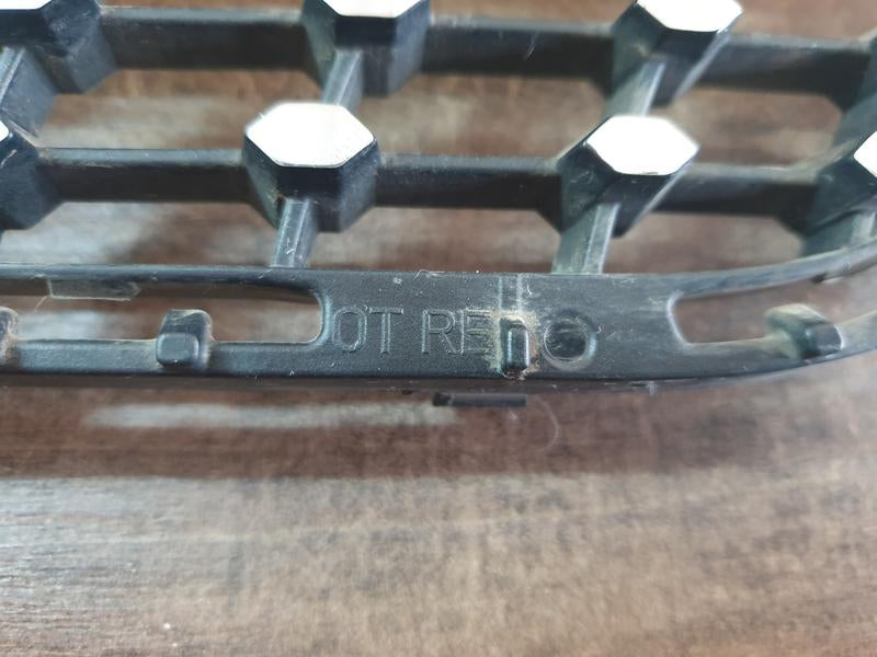Original Used Mercedes-Benz CLA W117 Right Upper Radiator Grille Diamond Mesh