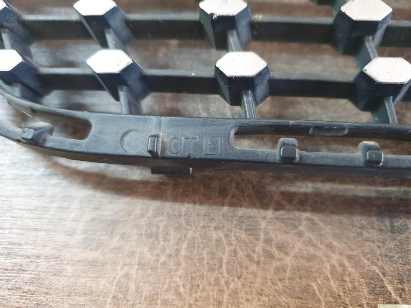 Original Used Mercedes-Benz CLA W117 Left Upper Radiator Grille Diamond Mesh