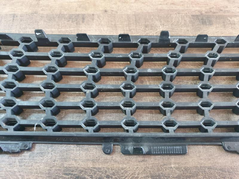Original Used Mercedes-Benz V-Class W447 Left Upper Radiator Grille Diamond Mesh
