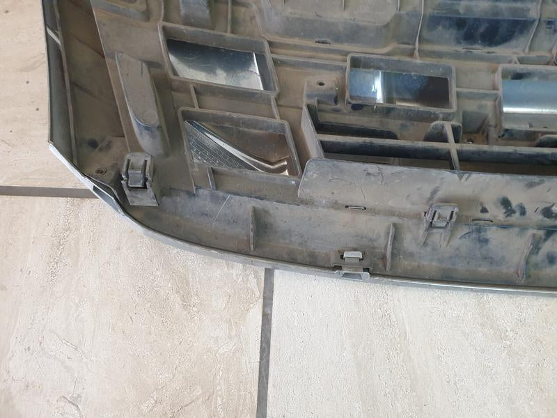 Original Used Isuzu D-Max Radiator Grille