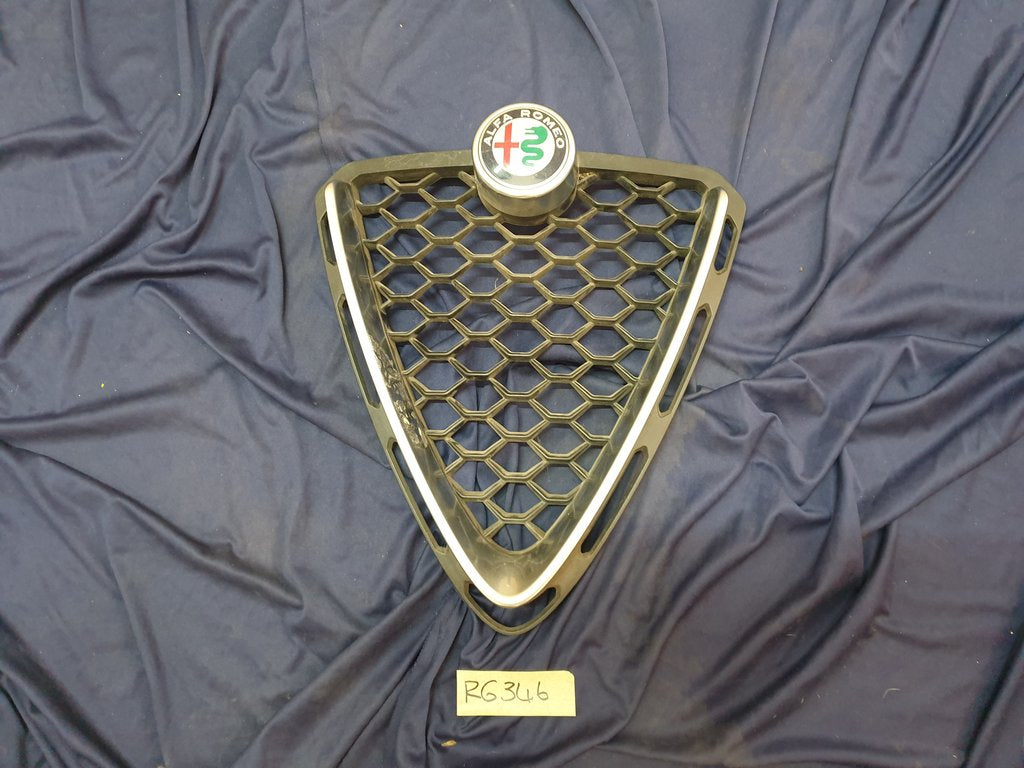 Alfa Romeo Stelvio Radiator Grille - Light Wear and Tear, Broken clips