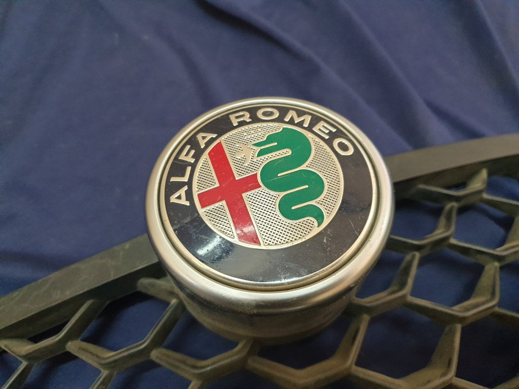 Alfa Romeo Stelvio Radiator Grille - Light Wear and Tear, Broken clips