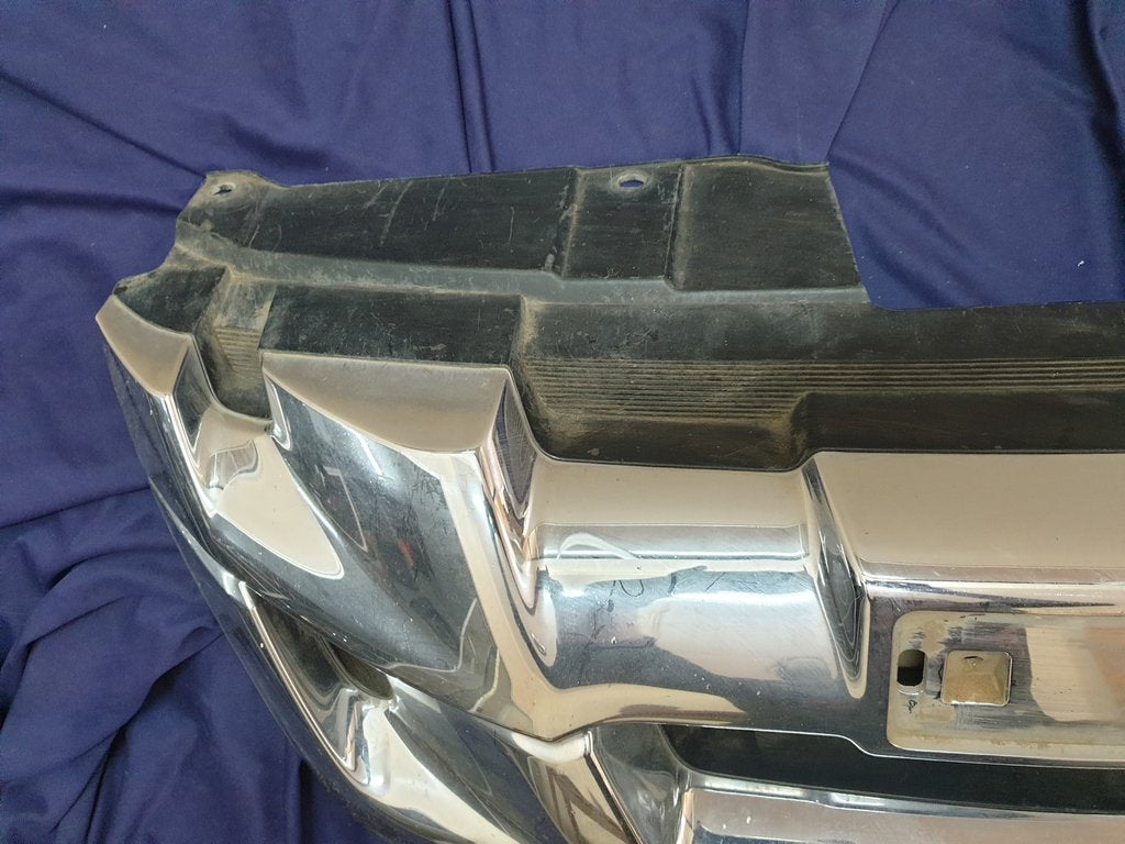 Isuzu D-Max Radiator Grille - Light Wear and Tear