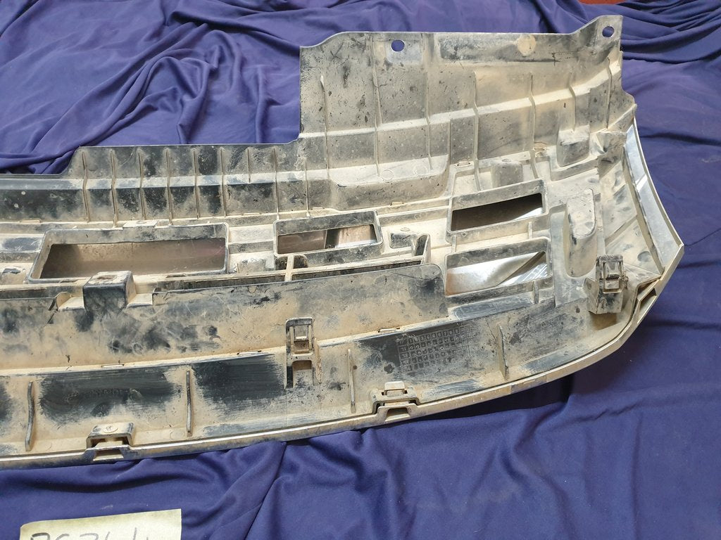 Isuzu D-Max Radiator Grille - Light Wear and Tear