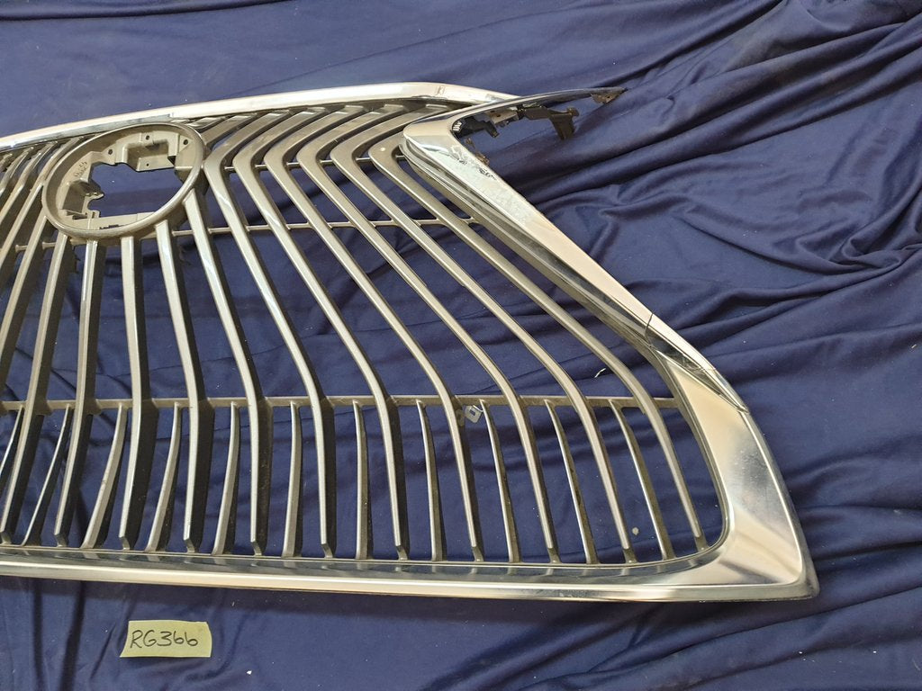 Lexus ES 300 Radiator Grille - Chrome Surround Broken