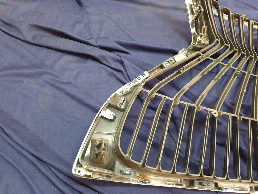 Lexus ES 300 Radiator Grille - Chrome Surround Broken