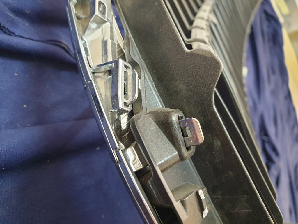 Lexus ES 300 Radiator Grille - Chrome Surround Broken