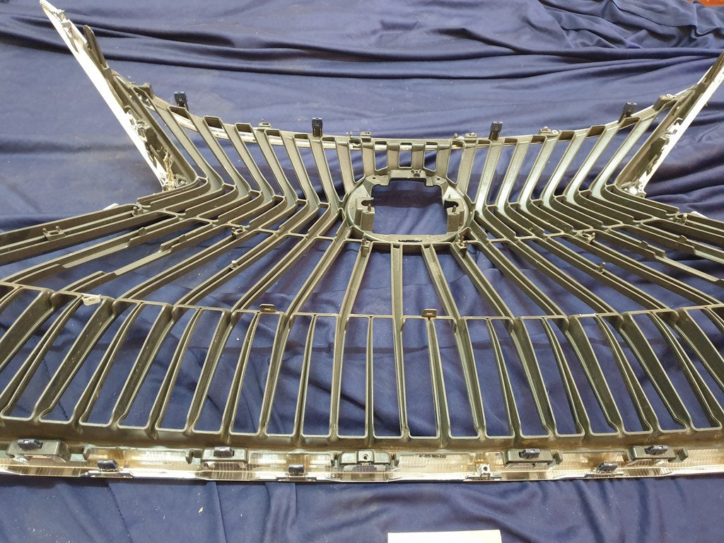 Lexus ES 300 Radiator Grille - Chrome Surround Broken