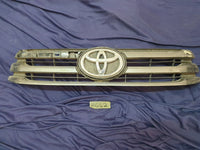 Toyota Hilux Radiator Grille - Wear and Tear, Missing trim
