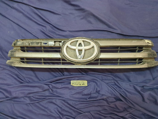 Toyota Hilux Radiator Grille - Wear and Tear, Missing trim
