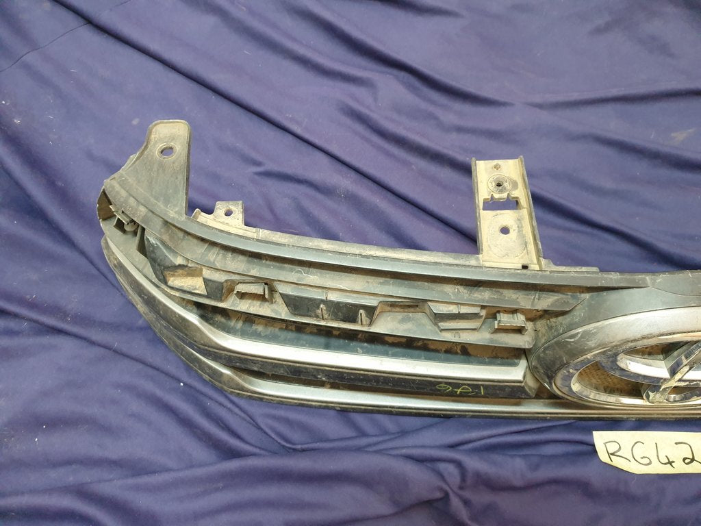 Toyota Hilux Radiator Grille - Wear and Tear, Missing trim