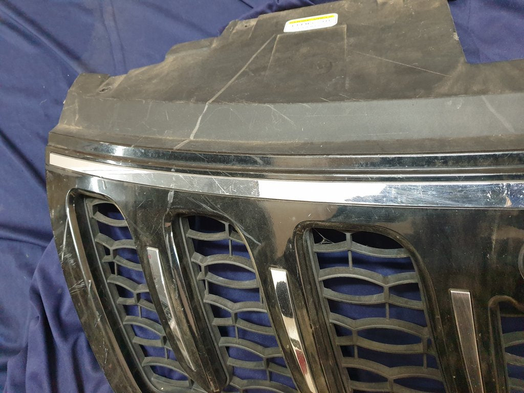 Mahindra XUV500 Radiator Grille - Wear and Tear, Clip/s broken