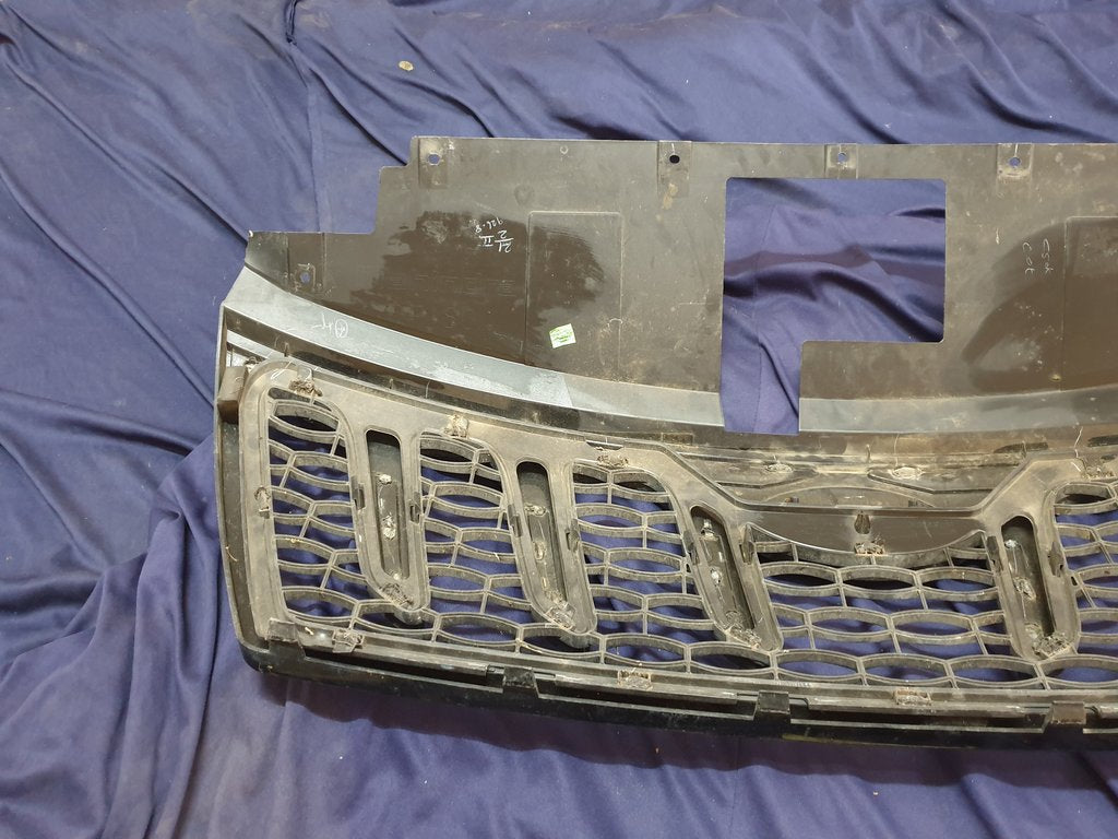 Mahindra XUV500 Radiator Grille - Wear and Tear, Clip/s broken