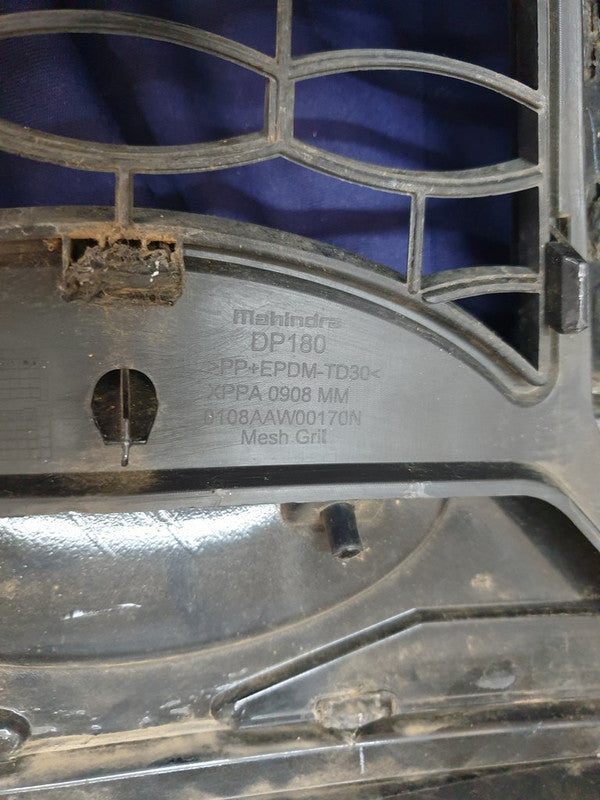 Mahindra XUV500 Radiator Grille - Wear and Tear, Clip/s broken