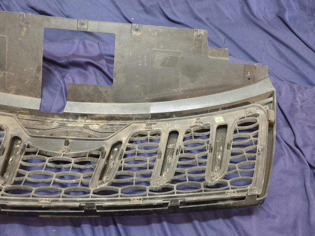 Mahindra XUV500 Radiator Grille - Wear and Tear, Clip/s broken