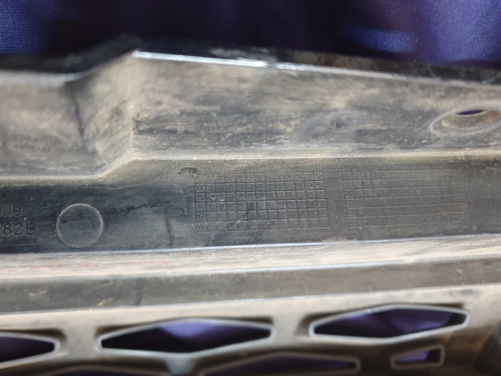 Land Rover Range Rover Radiator Grille - Wear and Tear, Clip/s broken