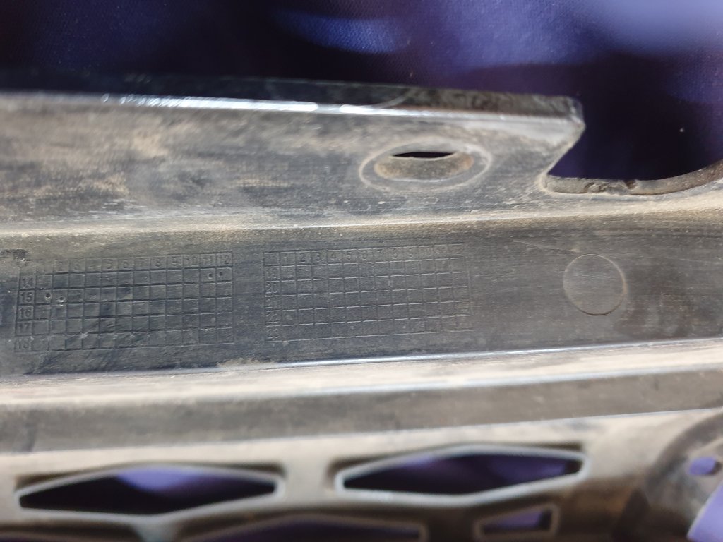 Land Rover Range Rover Radiator Grille - Wear and Tear, Clip/s broken