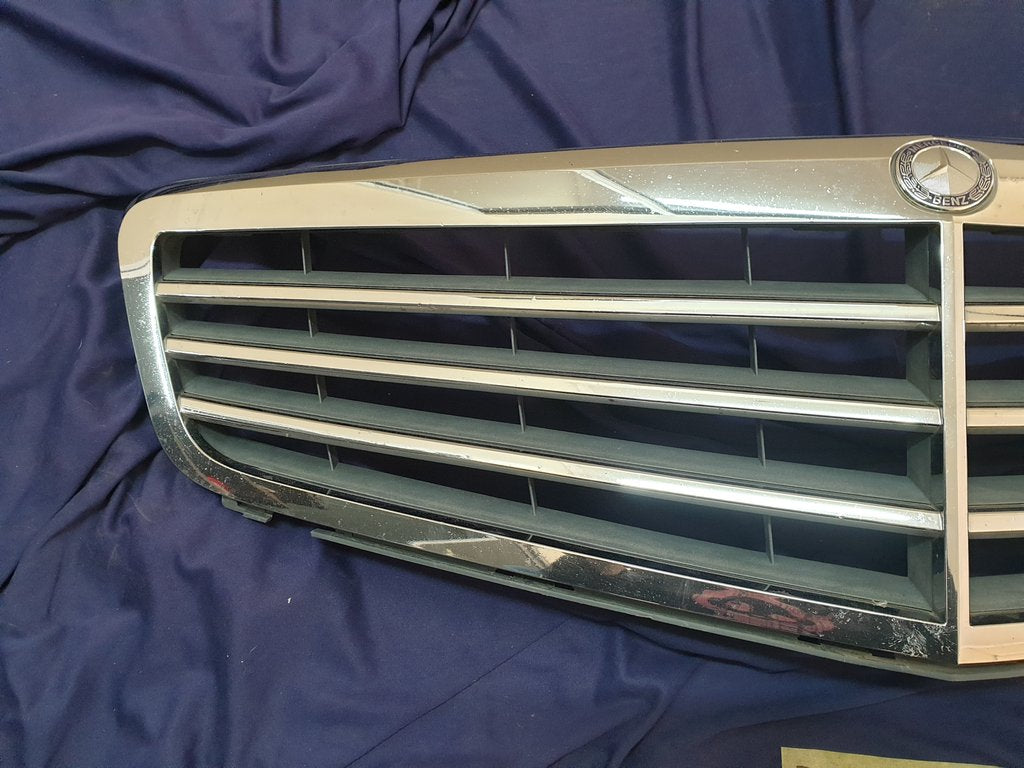 Mercedes-Benz C-Class W204 Radiator Grille - Wear and Tear, Pitted Chrome, Clip/s broken