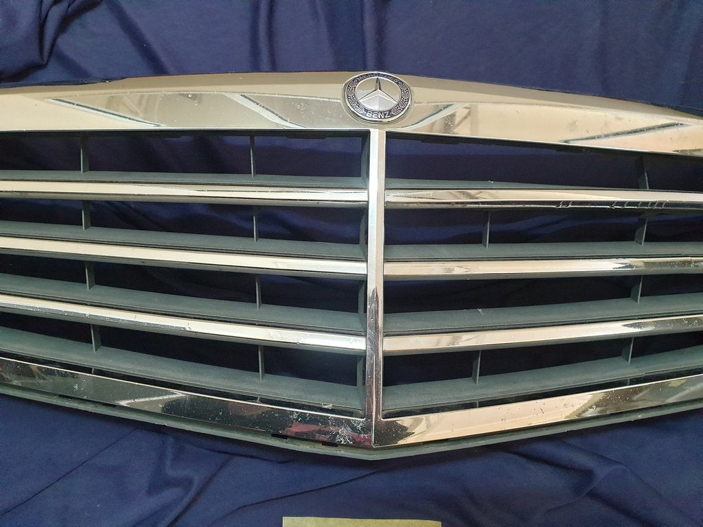 Mercedes-Benz C-Class W204 Radiator Grille - Wear and Tear, Pitted Chrome, Clip/s broken