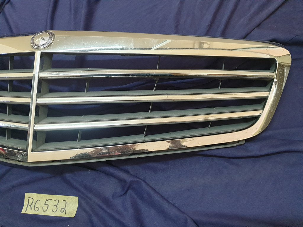 Mercedes-Benz C-Class W204 Radiator Grille - Wear and Tear, Pitted Chrome, Clip/s broken