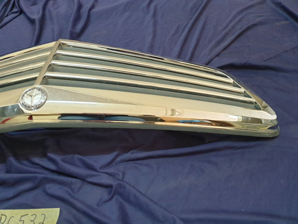 Mercedes-Benz C-Class W204 Radiator Grille - Wear and Tear, Pitted Chrome, Clip/s broken