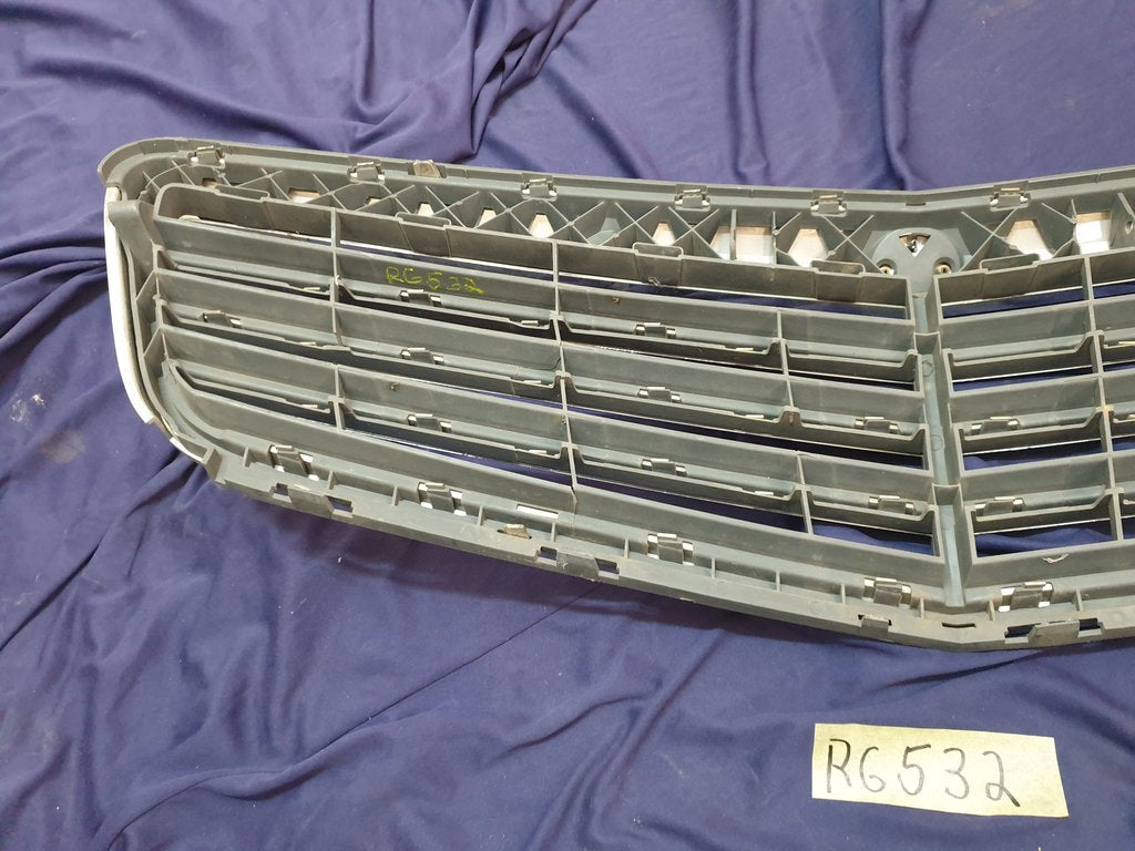 Mercedes-Benz C-Class W204 Radiator Grille - Wear and Tear, Pitted Chrome, Clip/s broken