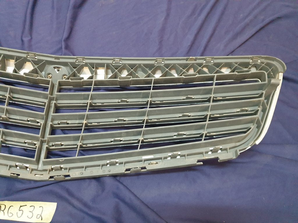 Mercedes-Benz C-Class W204 Radiator Grille - Wear and Tear, Pitted Chrome, Clip/s broken