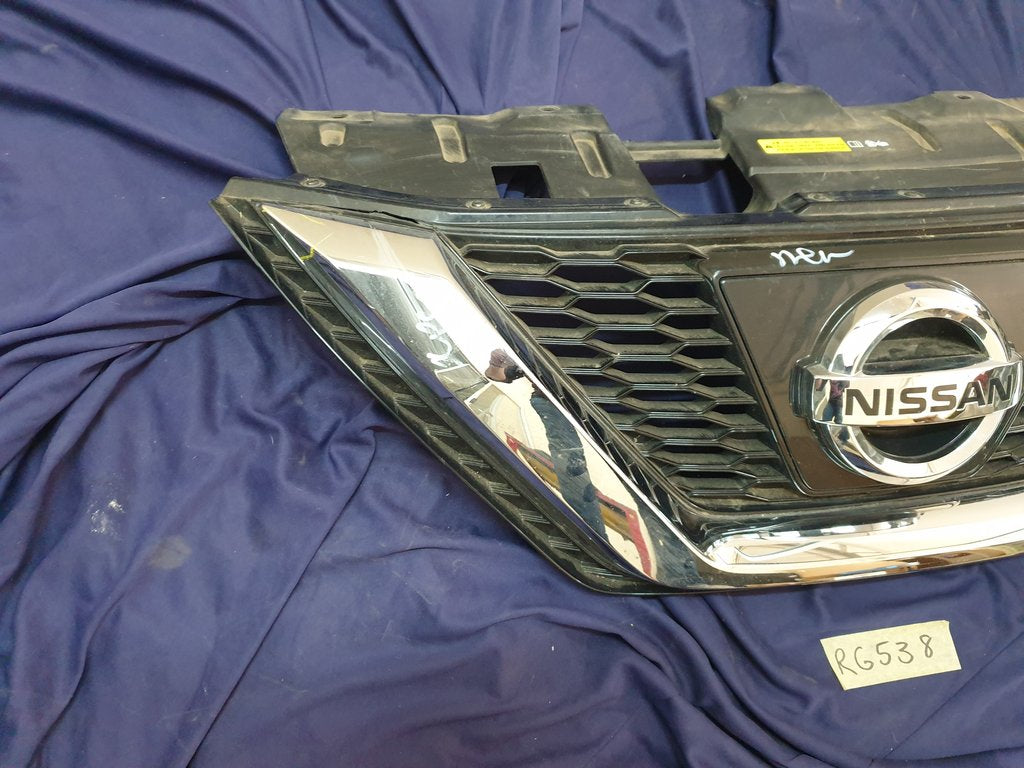 Nissan Qashqai Radiator Grille - Wear and Tear, Crack