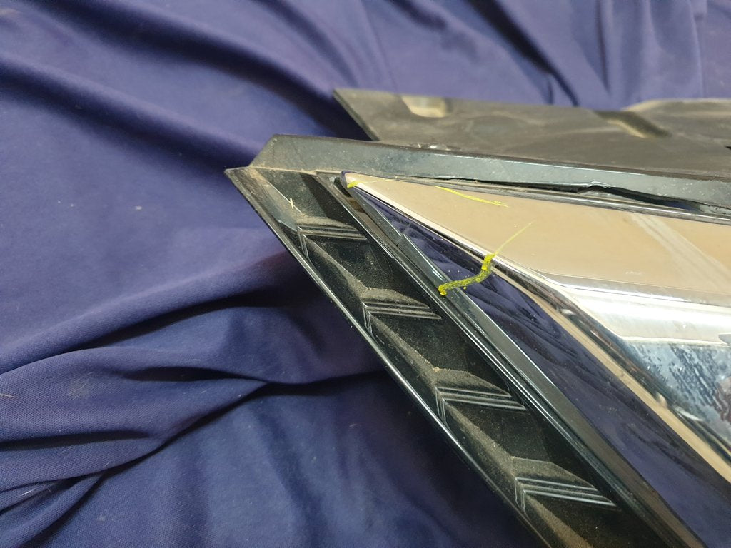 Nissan Qashqai Radiator Grille - Wear and Tear, Crack