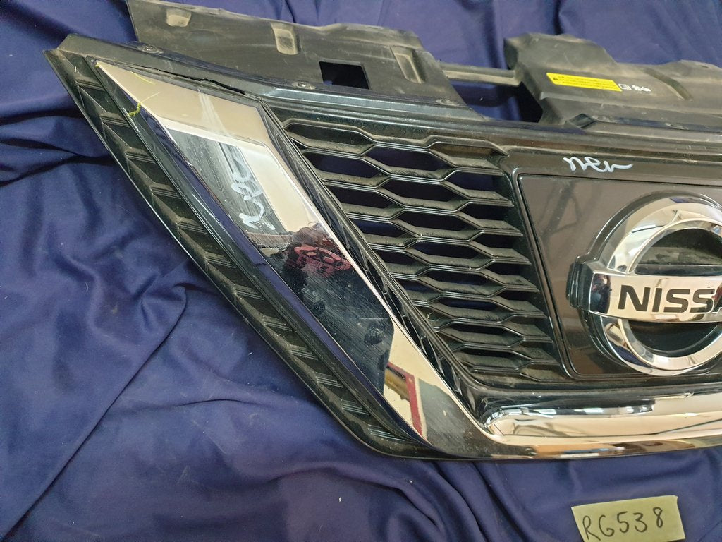 Nissan Qashqai Radiator Grille - Wear and Tear, Crack