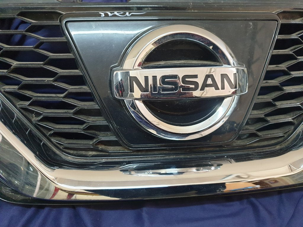 Nissan Qashqai Radiator Grille - Wear and Tear, Crack
