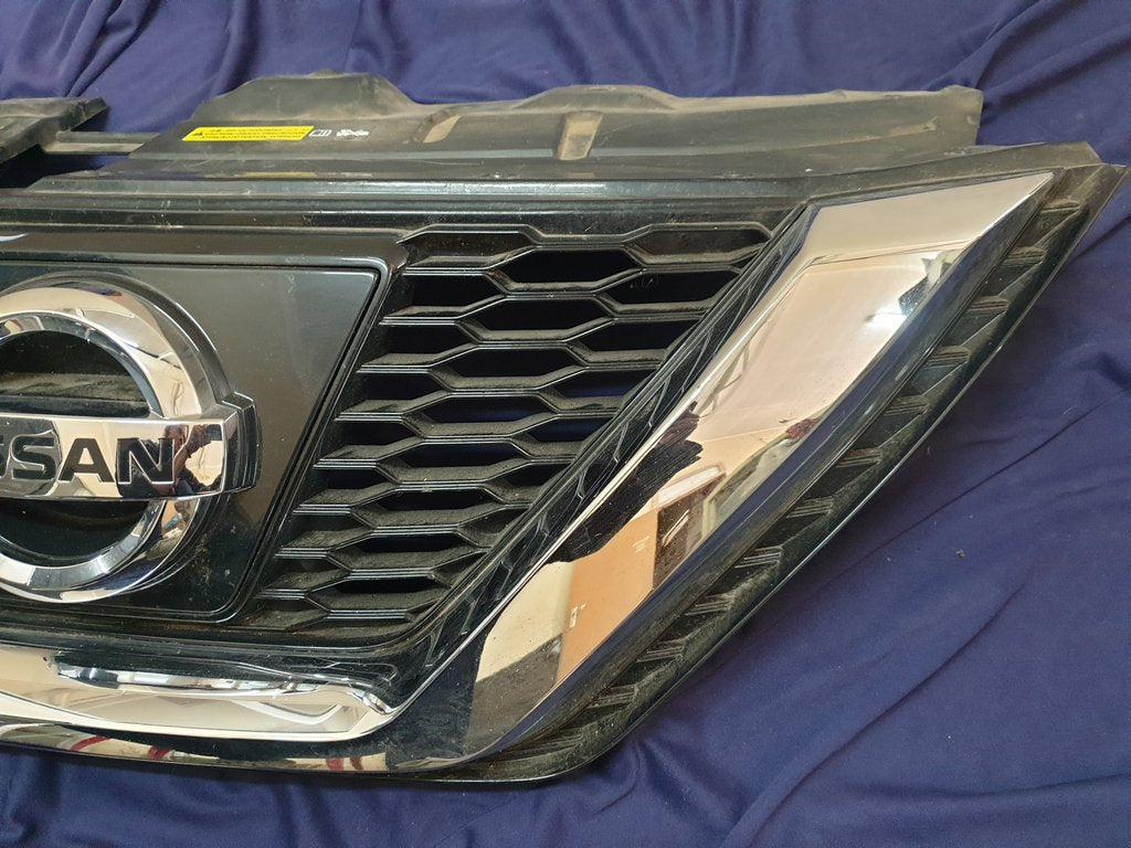 Nissan Qashqai Radiator Grille - Wear and Tear, Crack