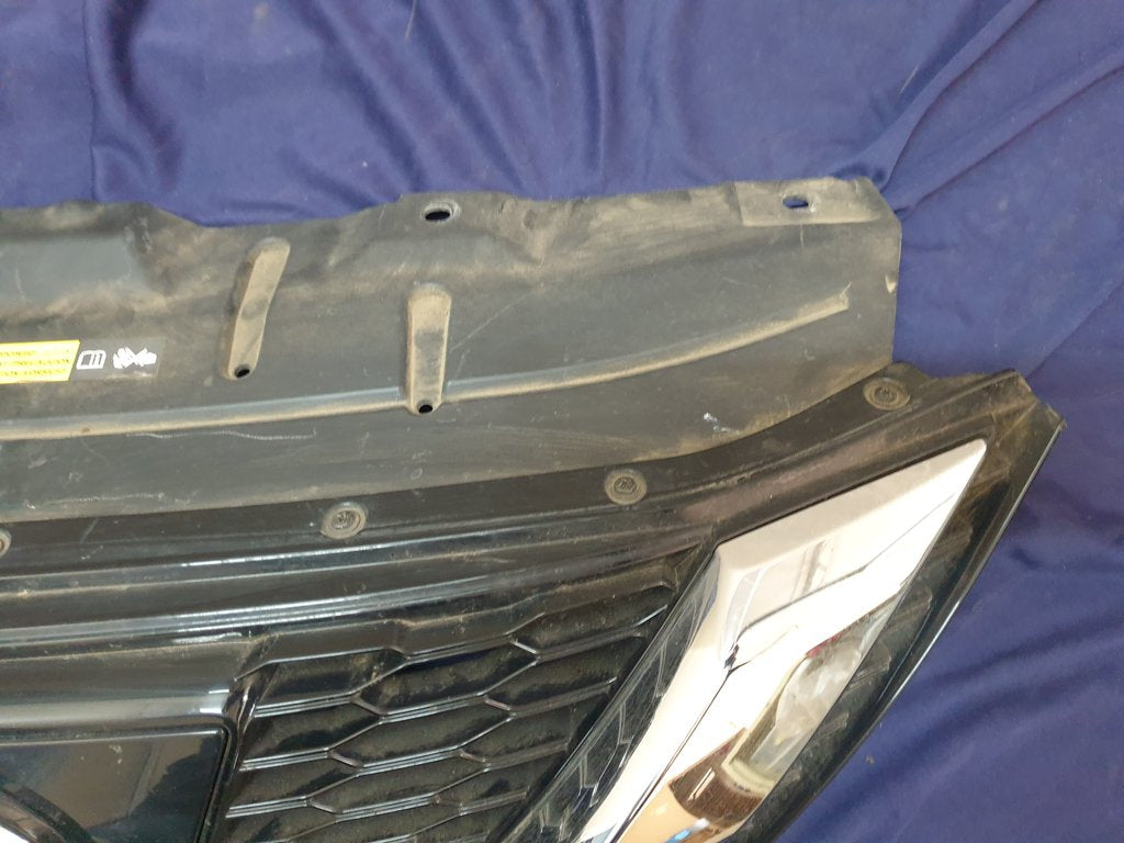Nissan Qashqai Radiator Grille - Wear and Tear, Crack