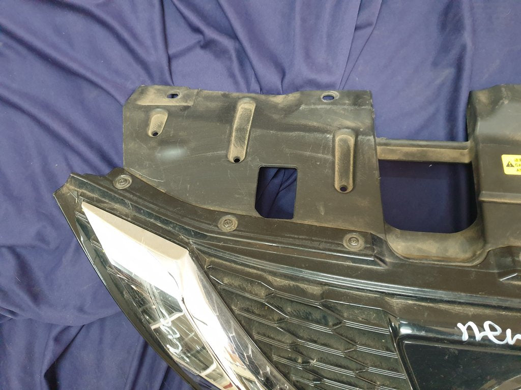 Nissan Qashqai Radiator Grille - Wear and Tear, Crack
