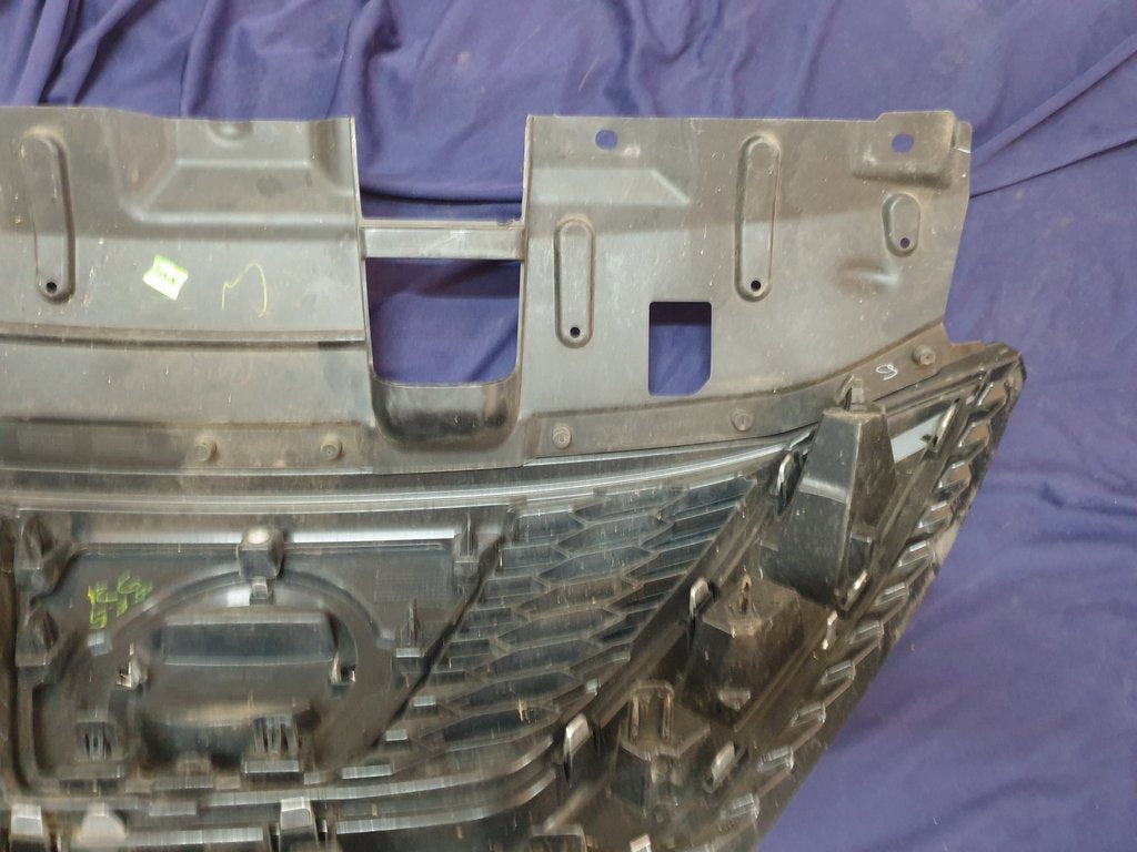 Nissan Qashqai Radiator Grille - Wear and Tear, Crack