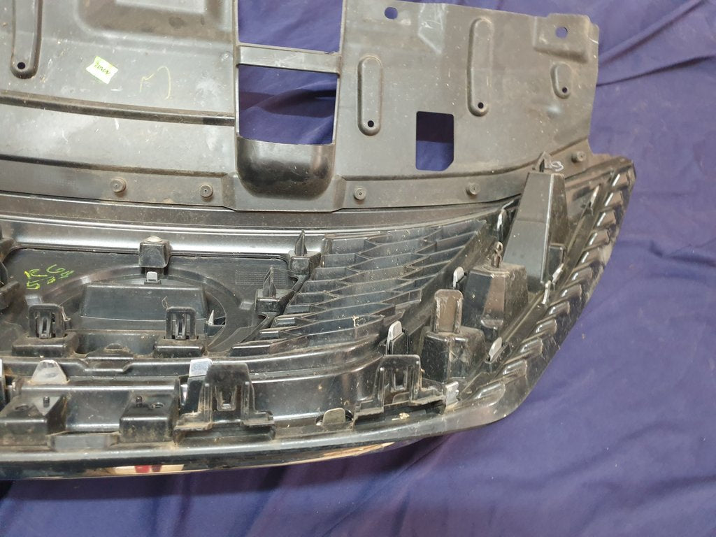 Nissan Qashqai Radiator Grille - Wear and Tear, Crack