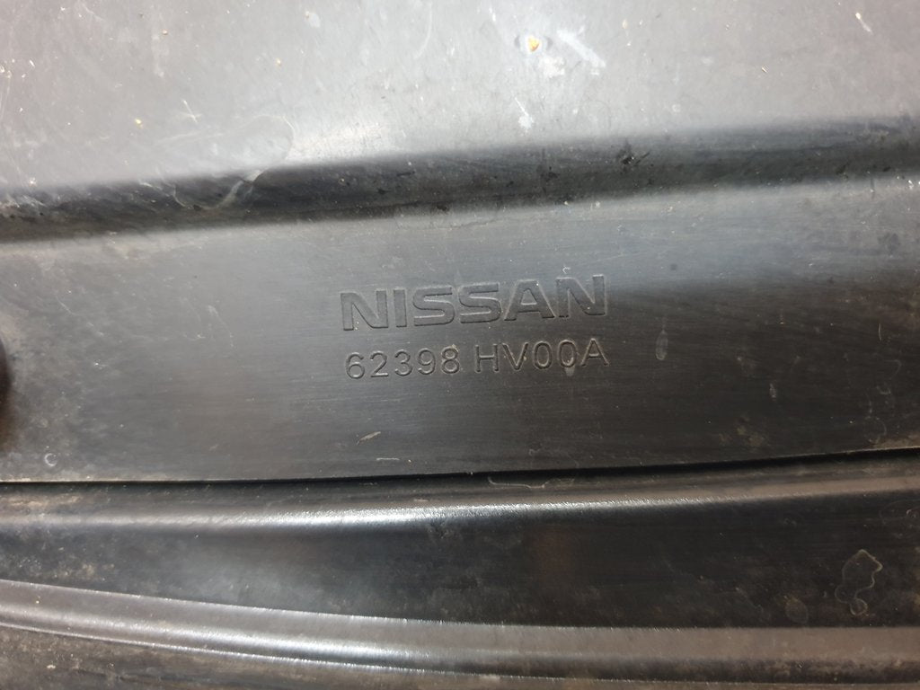 Nissan Qashqai Radiator Grille - Wear and Tear, Crack
