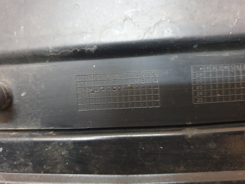 Nissan Qashqai Radiator Grille - Wear and Tear, Crack