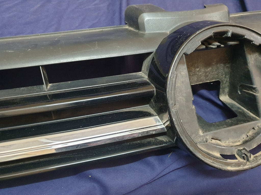 Volkswagen Golf VII 7 R-Line Radiator Grille - Light Wear and Tear, Rline badge damaged
