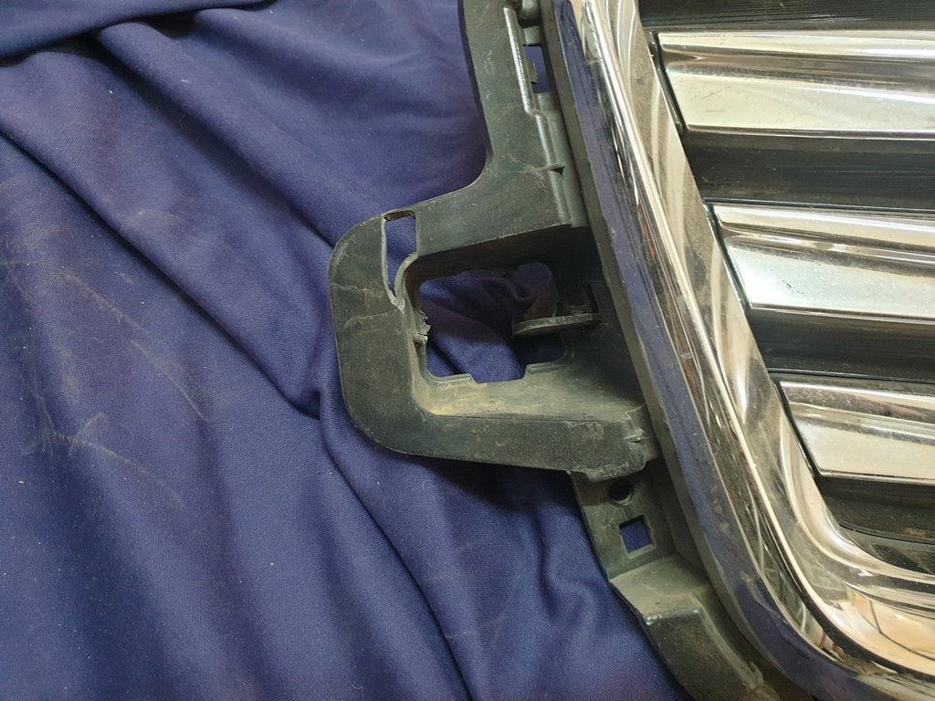 Haval Jolion Radiator Grille - Light Wear and Tear, Broken bracket
