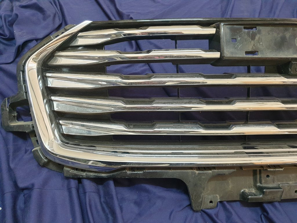 Haval Jolion Radiator Grille - Light Wear and Tear, Broken bracket